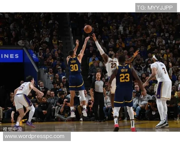 镜头捕捉:勇士赛场小动作引发热议 镜头捕捉:勇士赛场小动作引发热议