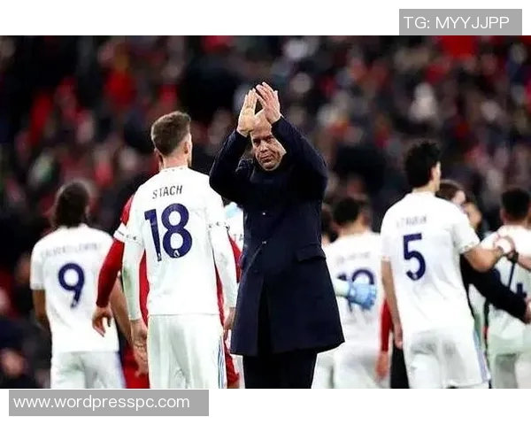 镜头捕捉：阿森纳赛场小动作引发热议